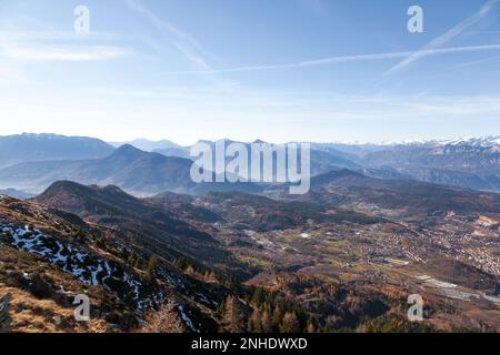 Landschaft vom Gipfel des Costalta-Berges. Panorama der italienischen Alpen. Baselga di Pinè, Lagorai Stockfoto