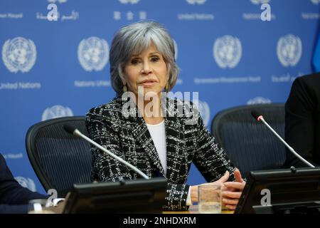 New York, Estados Unidos. 21. Februar 2023. NOVA YORK, EUA, 21.02.2023 - Nações-UNIDAS - Hervé Berville, Secretário de Estado para o Mar da República da Franca, Jane Fonda, Atriz e ativista e Laura Meller, Oceans Campaigner e Polar Advisor do Greenpeace Nordic falam com a imprensa sobre as expected ativas para o novo Tratado de Alto Mar na sede das Nações Unidas ONU em Nova York nesta terca-feira, 21. (Foto: William Volcov/Brazil Photo Press/Folhapress) Kredit: Brazil Photo Press/Alamy Live News Stockfoto