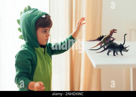 Kind spielt mit Spielzeug Dinosaurier Stockfoto