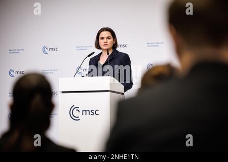 München, Deutschland. 18. Februar 2023. Die belarussische Oppositionsführerin Sviatlana Tsikhanouskaya hält während der Münchner Sicherheitskonferenz am 18. Februar 2023 im Bayerischen Hof Hotel in München eine Pressekonferenz ab. Kredit: Matthias Balk/MSC/Münchner Sicherheitskonferenz/Alamy Live News Stockfoto