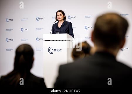 München, Deutschland. 18. Februar 2023. Die belarussische Oppositionsführerin Sviatlana Tsikhanouskaya hält während der Münchner Sicherheitskonferenz am 18. Februar 2023 im Bayerischen Hof Hotel in München eine Pressekonferenz ab. Kredit: Matthias Balk/MSC/Münchner Sicherheitskonferenz/Alamy Live News Stockfoto