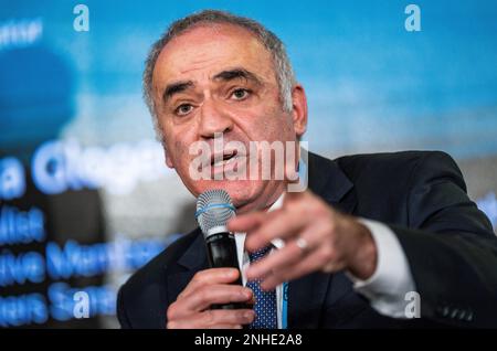 München, Deutschland. 18. Februar 2023. Vorsitzender der Menschenrechtsstiftung Garry Kasparov kommentiert die Podiumsdiskussion Russlands während der Münchner Sicherheitskonferenz im Bayerischen Hof Hotel am 18. Februar 2023 in München. Kredit: Marc Mueller/MSC/Münchner Sicherheitskonferenz/Alamy Live News Stockfoto