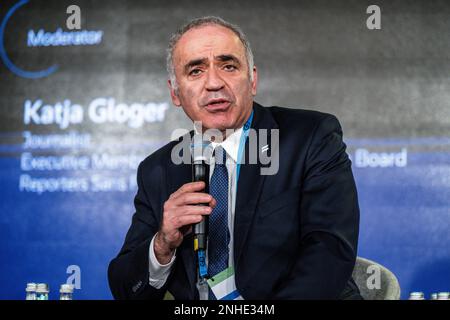 München, Deutschland. 18. Februar 2023. Vorsitzender der Menschenrechtsstiftung Garry Kasparov kommentiert die Podiumsdiskussion Russlands während der Münchner Sicherheitskonferenz im Bayerischen Hof Hotel am 18. Februar 2023 in München. Kredit: Marc Mueller/MSC/Münchner Sicherheitskonferenz/Alamy Live News Stockfoto