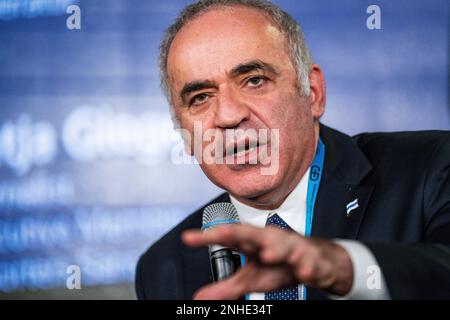 München, Deutschland. 18. Februar 2023. Vorsitzender der Menschenrechtsstiftung Garry Kasparov kommentiert die Podiumsdiskussion Russlands während der Münchner Sicherheitskonferenz im Bayerischen Hof Hotel am 18. Februar 2023 in München. Kredit: Marc Mueller/MSC/Münchner Sicherheitskonferenz/Alamy Live News Stockfoto
