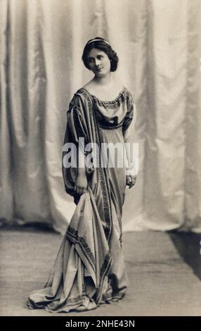 Ca. 1905 : Die amerikanische Revolutantänzerin ISADORA DUNCAN ( San Francisco 1878 - Nizza , Frankreich 1927 ) , Gründer von Free Dance , verheiratet mit dem russischen schwulen Dichter Sergei Esenin , Liebhaber des Theaterregisseurs Gordon Craig - TANZ - DANZA - Ballerina - rivoluzionaria - Avanguardia - Avantgarde - antikes griechisch-römisches Kleid - Vestito all'antica greco-romano - DANZA LIBERA - Scollatura - Decolleté - Halslinie - Nekkopening - BALLETTO - TEATRO - GBB- Archivio Stockfoto