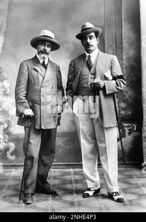 1903 Ca: der italienisch gefeierte Opernmusik-Komponist GIACOMO PUCCINI ( Lucca 1858 - Bruxelles 1924 ) in Viareggio mit Schriftsteller , Journalist und Dichter LUIGI ILLICA ( Castell'Arquato , Piacenza 1857 - Colombarone di Canneto Pavese 1919 ). Illica war Autor von Puccini librettos für LA BOHEME ( 1896 ) , TOSCA ( 1899 ) und MADAMA BUTTERFLY ( 1903 ). Für Mascagni IRIS und LE MASCHERE , für Umberto Giordano ANDREA CHENIER , für A. Catalani LA WALLY - COMPOSITORE LIRICO - LIRICA - MUSICA classica - klassisch - Musicista - Musiker - Portrait - ritratto - Baffi - Schnurrbart - Lutto - Cap Stockfoto