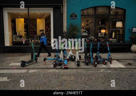 Farbenfrohe elektrische Roller, die unordentlich auf dem Place des Petits Pères, Paris, Frankreich, geparkt waren Stockfoto