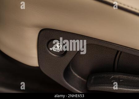 Rücksitze umgeklappt. Hebel zum einfachen Umklappen der Rücksitze. Ein neues Auto ist drin. Stockfoto