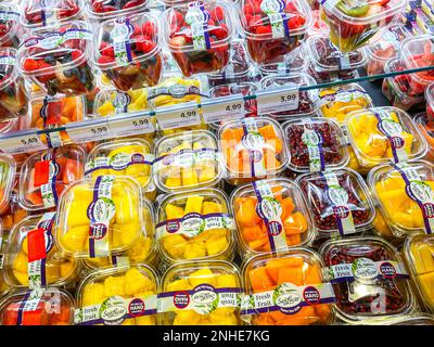 In Kunststoff verpackte Früchte, Verpackungsabfälle, Supermarktregal, Stuttgart, Baden-Württemberg, Deutschland Stockfoto