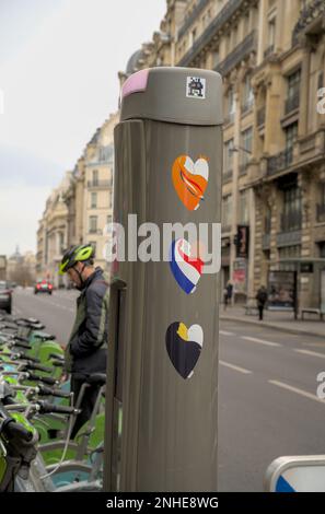 Die Straßenkunst der Herzen zeigt einen Kuss in verschiedenen Farben Stockfoto