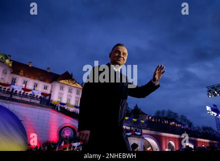 Warschau, Polen. 21. Februar 2023. Der polnische Präsident Andrzej Duda tritt nach seinem Treffen mit US-Präsident Joe Biden am Dienstag, den 21. Februar 2023 in Warschau (Polen) auf die Bühne, um eine Rede in den königlichen Schlossgärten von Warschau zu halten. Foto: Jakub Szymczuk/KPRP/UPI Kredit: UPI/Alamy Live News Stockfoto