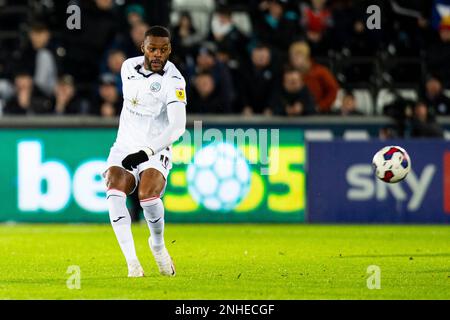 Swansea, Großbritannien. 21. Februar 2023. Olivier Ntcham aus Swansea City in Aktion. EFL Skybet Meisterschaftsspiel, Swansea City gegen Stoke City im Swansea.com Stadium in Swansea, Wales am Dienstag, den 21. Februar 2023. Dieses Bild darf nur zu redaktionellen Zwecken verwendet werden. Nur redaktionelle Verwendung, Lizenz für kommerzielle Verwendung erforderlich. Keine Verwendung bei Wetten, Spielen oder Veröffentlichungen von Clubs/Ligen/Spielern. Bild von Lewis Mitchell/Andrew Orchard Sportfotografie/Alamy Live News Kredit: Andrew Orchard Sportfotografie/Alamy Live News Stockfoto