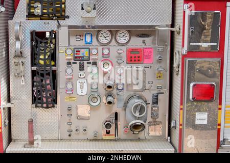 Austin, Texas, USA - Februar 2023: Schalttafel eines Feuerwehrwagens Stockfoto