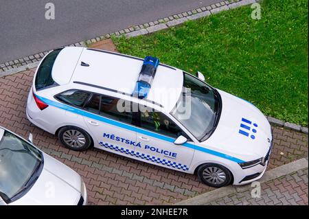 OSTRAVA, TSCHECHISCHE REPUBLIK - 16. SEPTEMBER 2022: Weißer Polizeiwagen der Stadt Mestska Policie von Skoda Octavia Combi auf einer Straße geparkt Stockfoto