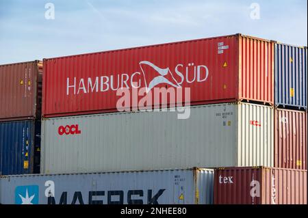 SENOV, TSCHECHISCHE REPUBLIK - 16. FEBRUAR 2022: Container von Hamburg Sud Company mit transportbereiten Gütern Stockfoto