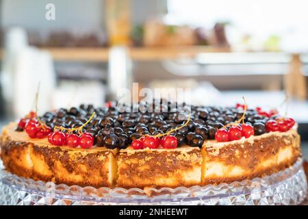 Sommerkuchen mit Beeren - frische Beeren sind einer der wahrhaftigsten Schätze Stockfoto