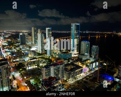 Nächtliches Bild der Hochhäuser Edgewater Miami Paraiso District Stockfoto