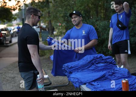 Freiwillige vom 21. Theater Sustainment Command Chaplains Office gaben den Teilnehmern des Kaplan-Korps 247. Jubiläumsspaß-Laufs '22, 29. Juli 2022, auf dem Vogelweh Air Base in Kaiserslautern, Deutschland, Hemden aus. Militärangehörige, Zivilisten des Verteidigungsministeriums, Familienangehörige und einheimische Staatsangehörige nahmen an dem Spaßlauf zur Erinnerung an die Geschichte des Kaplan-Korps Teil. Stockfoto