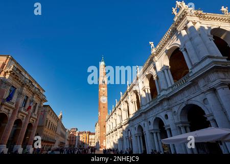 Vicenza, Veneto, Italien. Die Basilika Palladiana ist ein Renaissance-Gebäude an der zentralen Piazza dei Signori in Vicenza. Die Loggia zeigt einen der Stockfoto