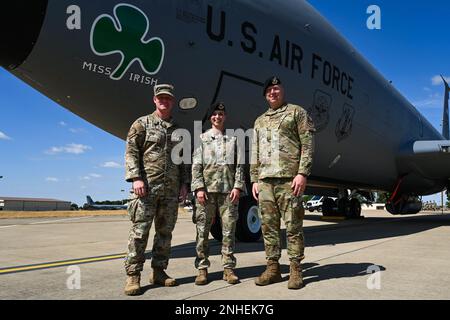 Der Kommandeur der 100th Security Forces Squadron, hochrangiger Anführer und erster Sergeant feiert die Adoption von „Miss Irish“, einer KC-135 Stratotanker, benannt nach der historischen 100th Bomb Group B-17 Flying Fortress, Royal Air Force Mildenhall, England, 29. Juli 2022. Major Ashelyann Hajovsky, 100. SFS-Kommandeur, sprach während der Adoptionszeremonie an die über 150 Flugzeugführer unter ihrem Kommando über die Bedeutung des Vermächtnisses von Miss Irish. 100. SFS, Jet Adoption, Miss Irish, Royal Air Force Mildenhall, Sicherheitskräfte, Stockfoto