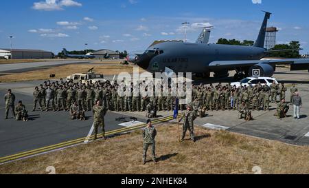 Die 100th Security Forces Squadron nimmt die „Miss Irish“ ein Stratotanker-Flugzeug der KC-135 an, das nach der historischen 100th Bomb Group B-17 Flying Fortress benannt ist, die für ihre unwahrscheinliche Rückkehr berühmt ist, Royal Air Force Mildenhall, England, 29. Juli 2022. Miss Irish (B-17) wurde während einer Mission über Frankreich von Flak getroffen, wodurch ein großer Teil des Flugzeugs freigelegt und die meisten Fallschirme verloren gingen. Wie durch ein Wunder landete das Flugzeug mit allen Besatzungsmitgliedern am Leben und verdiente ihm den Namen „Miss Irish“. 100. SFS, Jet Adoption, Miss Irish, Royal Air Force Mildenhall, Sicherheitskräfte, Stockfoto