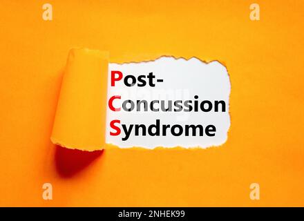 PCS-Postconcussion-Syndrom-Symbol. Konzeptbegriffe PCS-Postconcussion-Syndrom auf Weißbuch auf schönem orangefarbenen Hintergrund. Medizin und PCS Post- Stockfoto