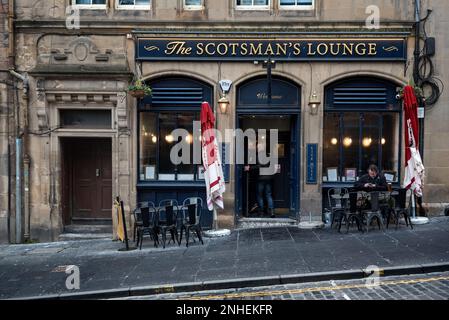 The Scotsman's Lounge Public House in der Cockburn Street in Edinburghs Altstadt. Stockfoto