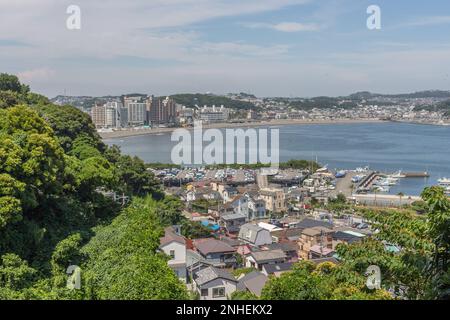 Blick von der Insel Enoshima, der Sagami-Bucht und der Gegend Kastase von Fujisawa, Präfektur Kanagawa, Japan. Stockfoto