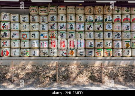 Tokio Japan. Sake Fässer am Meiji Jingu Shinto Schrein Stockfoto