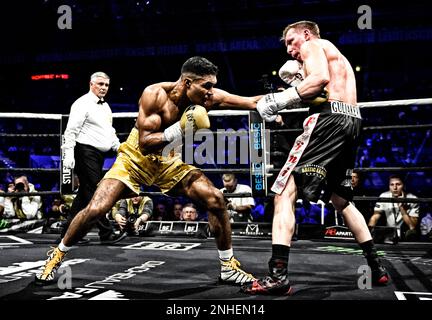 Boxen, Anas El Abid GER (goldene Hosen) vs. Siarhei Huliakevich BLR (schwarze Hosen), Porsche Arena, Stuttgart, Baden-Württemberg, Deutschland, Europa Stockfoto