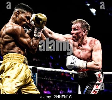 Boxen, Anas El Abid GER (goldene Hosen) vs. Siarhei Huliakevich BLR (schwarze Hosen), Porsche Arena, Stuttgart, Baden-Württemberg, Deutschland Stockfoto