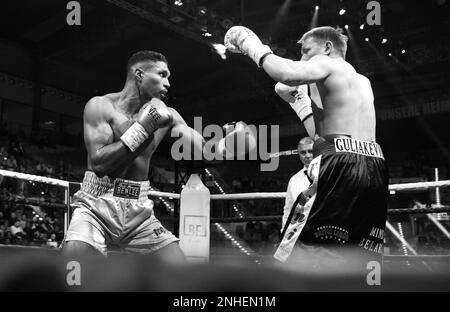 Boxen, Anas El Abid GER (goldene Hosen) vs. Siarhei Huliakevich BLR (schwarze Hosen), Porsche Arena, Stuttgart, Baden-Württemberg, Deutschland Stockfoto