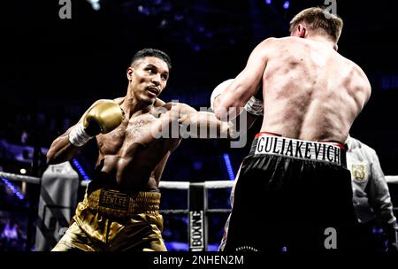 Boxen, Anas El Abid GER (goldene Hosen) vs. Siarhei Huliakevich BLR (schwarze Hosen), Porsche Arena, Stuttgart, Baden-Württemberg, Deutschland Stockfoto