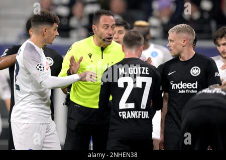 Frankfurt am Main, Deutschland. 21. Februar 2023. FRANKFURT - Schiedsrichter Artur Dias und Mario Gotze von Eintracht Frankfurt während des UEFA Champions League-Spiels 16 zwischen Eintracht Frankfurt und SSC Neapel im deutschen Bankparkstadion am 21. Februar 2023 in Frankfurt am Main. AP | niederländische Höhe | GERRIT VON KÖLN Kredit: ANP/Alamy Live News Stockfoto