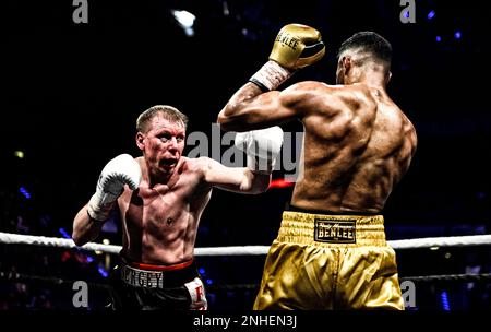 Boxen, Anas El Abid GER (goldene Hosen) vs. Siarhei Huliakevich BLR (schwarze Hosen), Porsche Arena, Stuttgart, Baden-Württemberg, Deutschland Stockfoto