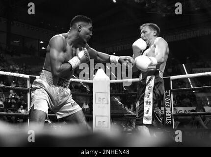 Boxen, Anas El Abid GER (goldene Hosen) vs. Siarhei Huliakevich BLR (schwarze Hosen), Porsche Arena, Stuttgart, Baden-Württemberg, Deutschland, Europa Stockfoto