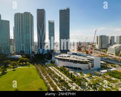 Miami, FL, USA - 19. Februar 2023: Luftfoto Phillip und Patricia Frost Museum of Science Miami im Maurice A Ferre Park Stockfoto