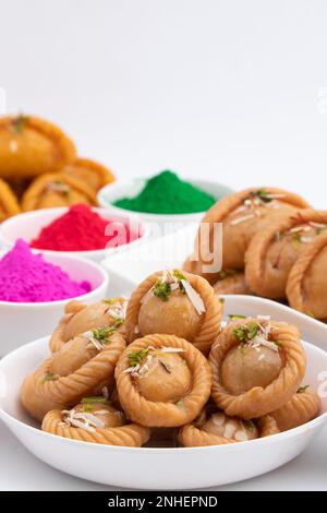 Chandrakala Gujia Mithai Wird Auch Suryakala Gujiya, Pirukiya, Pirukia, Pedakiya, Karanji, Basundi Gughra Aus Suji Ghee, Gefüllt Mit Mawa Khoya Stockfoto