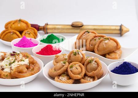 Chandrakala Gujia Mithai Wird Auch Suryakala Gujiya, Pirukiya, Pirukia, Pedakiya, Karanji, Basundi Gughra Aus Suji Ghee, Gefüllt Mit Mawa Khoya Stockfoto