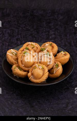 Chandrakala Gujia Mithai Wird Auch Suryakala Gujiya, Pirukiya, Pirukia, Pedakiya, Karanji, Basundi Gughra Aus Suji Ghee, Gefüllt Mit Mawa Khoya Stockfoto