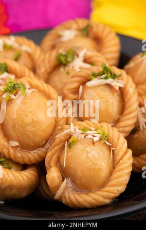 Chandrakala Gujia Mithai Wird Auch Suryakala Gujiya, Pirukiya, Pirukia, Pedakiya, Karanji, Basundi Gughra Aus Suji Ghee, Gefüllt Mit Mawa Khoya Stockfoto