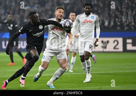 Frankfurt, Deutschland. 21. Februar 2023, Hessen, Frankfurt/Main: Fußball: Champions League, Eintracht Frankfurt - SSC Napoli, Knockout-Runde, Runde 16, erste Etappe im Deutschen Bank Park, Frankfurts Randal Kolo Muani und Neapels Amir Rrahmani (r) kämpfen um den Ball. Foto: Arne Dedert/dpa Credit: dpa Picture Alliance/Alamy Live News Stockfoto