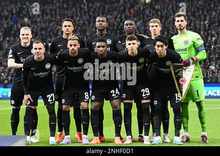 Frankfurt, Deutschland. 21. Februar 2023, Hessen, Frankfurt/Main: Fußball: Champions League, Eintracht Frankfurt - SSC Napoli, K.O.-Runde, Runde 16, erste Etappe im Deutschen Bank Park, Frankfurt Team stellt sich vor dem Spiel auf. Foto: Arne Dedert/dpa Credit: dpa Picture Alliance/Alamy Live News Stockfoto