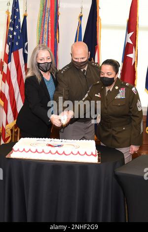 General Ed Daly, Kommandeur des Armeekommandos, wird von der stellvertretenden Stabschef Christina Freese und Generalmajor Samara Pitre der G-8 (Ressourcenmanagement) begleitet, um die AMC-Torte zum 60. Geburtstag bei einer speziellen Angestelltenversammlung am 29. Juli zu schneiden. Christina Freese, Gen. Ed Daly, SGM Samara Pitre, Armeematerial Command, Stockfoto