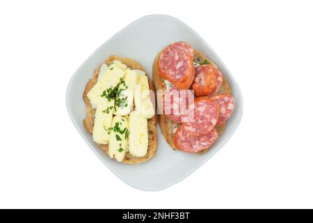 Scheiben Brot mit Wurst und Weichkäse. Sandwiches zum Frühstück. Auf weißem Hintergrund isolieren. Draufsicht. Stockfoto