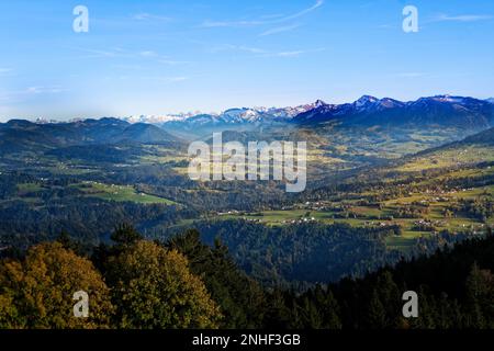 Panoramablick vom Pfänder auf die österreichischen Alpen Stockfoto