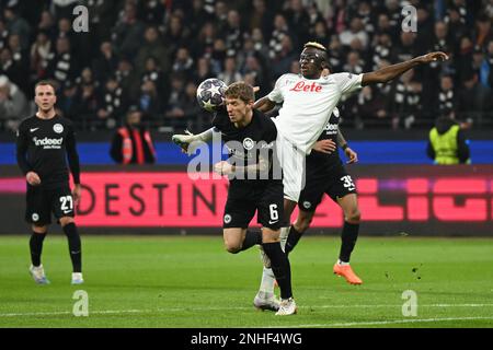 Frankfurt, Deutschland. 21. Februar 2023, Hessen, Frankfurt/Main: Fußball: Champions League, Eintracht Frankfurt - SSC Neapel, Knockout-Runde, Runde 16, erste Etappe im Deutschen Bank Park, Frankfurts Kristijan Jakic (l) und Tuta (zurück) in Aktion gegen Napoles Victor Osimhen. Foto: Arne Dedert/dpa Credit: dpa Picture Alliance/Alamy Live News Stockfoto