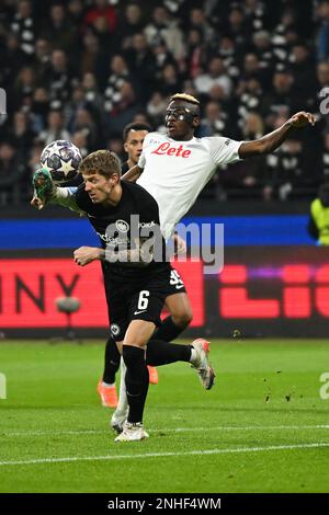 Frankfurt, Deutschland. 21. Februar 2023, Hessen, Frankfurt/Main: Fußball: Champions League, Eintracht Frankfurt - SSC Neapel, Knockout-Runde, Runde 16, erste Etappe im Deutschen Bank Park, Kristijan Jakic (l) in Frankfurt und Tuta in Aktion gegen Viktor Osimhen in Neapel. Foto: Arne Dedert/dpa Credit: dpa Picture Alliance/Alamy Live News Stockfoto