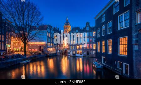 Nacht in Amsterdam, Nacht im Rotlichtviertel mit bunten Fenstern in der Nähe der Basilika st. nikolaus Stockfoto