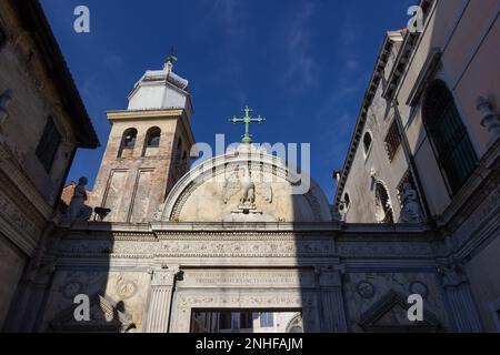 Blick von unten auf den imposanten Eingang der berühmten Scuola Grande di San Giovanni Evangelista in Venedig, Italien Stockfoto